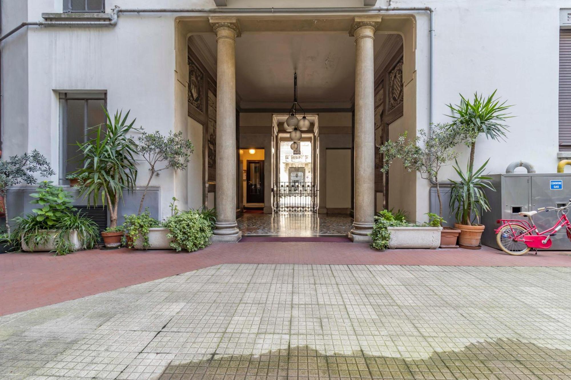 Stradivarius House - Carozzi Apartments Милан Экстерьер фото
